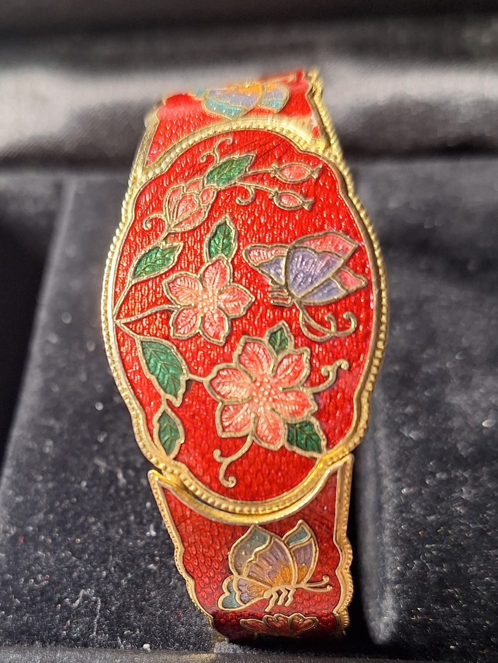 Stunning Cloisonné Hinge Bracelet in Vibrant Red with Butterfly - Picture 5 of 7